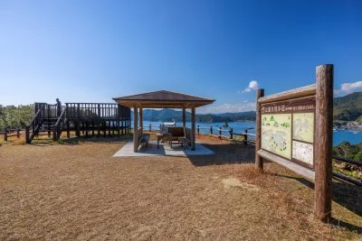 無料壁紙 展望台の芝生エリア。PCとデスクトップ壁紙に最適な4K高画質の無料壁紙。三重県南伊勢町の中ノ磯展望台で撮影したフリー写真素材