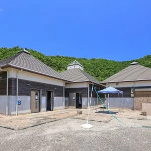 無料壁紙 トイレ・更衣室・管理棟。PCとデスクトップ壁紙に最適な4K高画質の無料壁紙。三重県紀北町の黒浜海水浴場で撮影したフリー写真素材