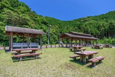 無料壁紙 バーベキュスペースと炊事棟。PCとデスクトップ壁紙に最適な4K高画質の無料壁紙。三重県紀北町の黒浜海水浴場で撮影したフリー写真素材