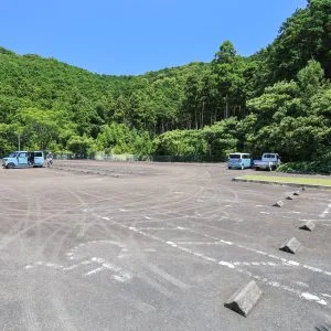 無料壁紙 無料駐車場５０台。PCとデスクトップ壁紙に最適な4K高画質の無料壁紙。三重県紀北町の黒浜海水浴場で撮影したフリー写真素材