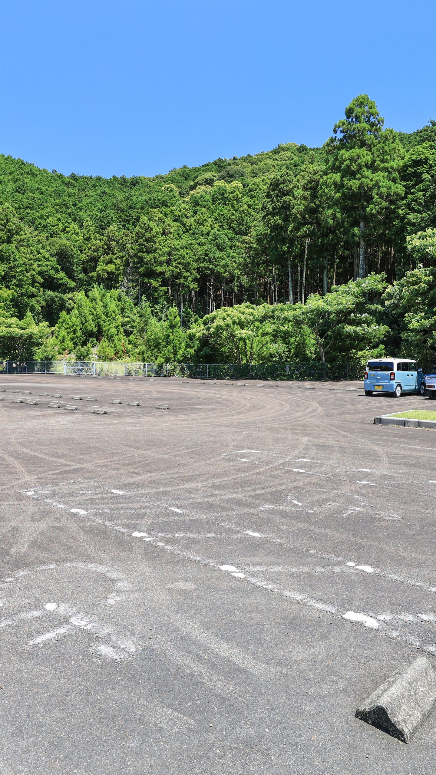 無料壁紙 無料駐車場50台。PCとデスクトップ壁紙に最適な4K高画質の無料壁紙。三重県紀北町の黒浜海水浴場で撮影したフリー写真素材