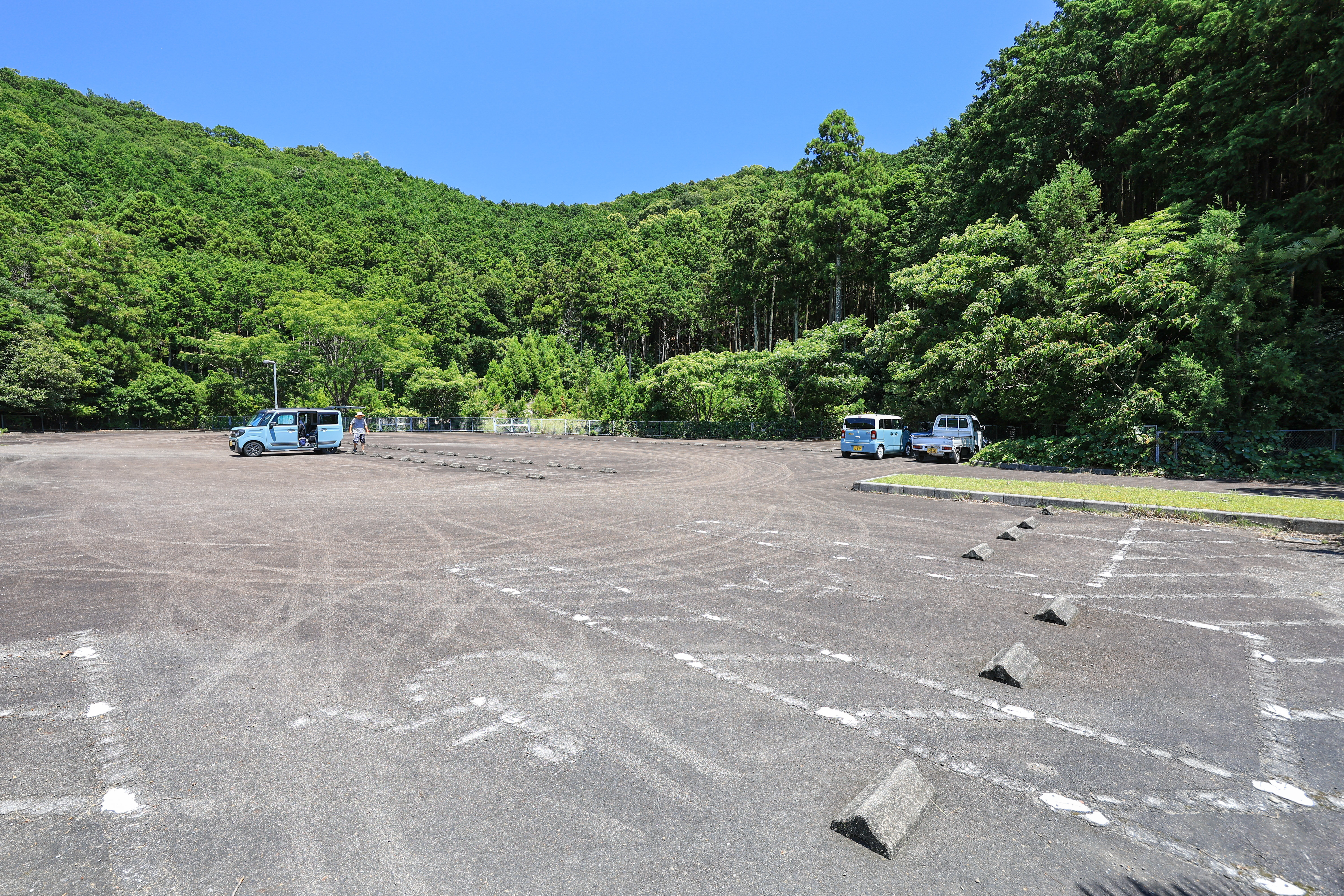 無料壁紙 無料駐車場50台。PCとデスクトップ壁紙に最適な4K高画質の無料壁紙。三重県紀北町の黒浜海水浴場で撮影したフリー写真素材