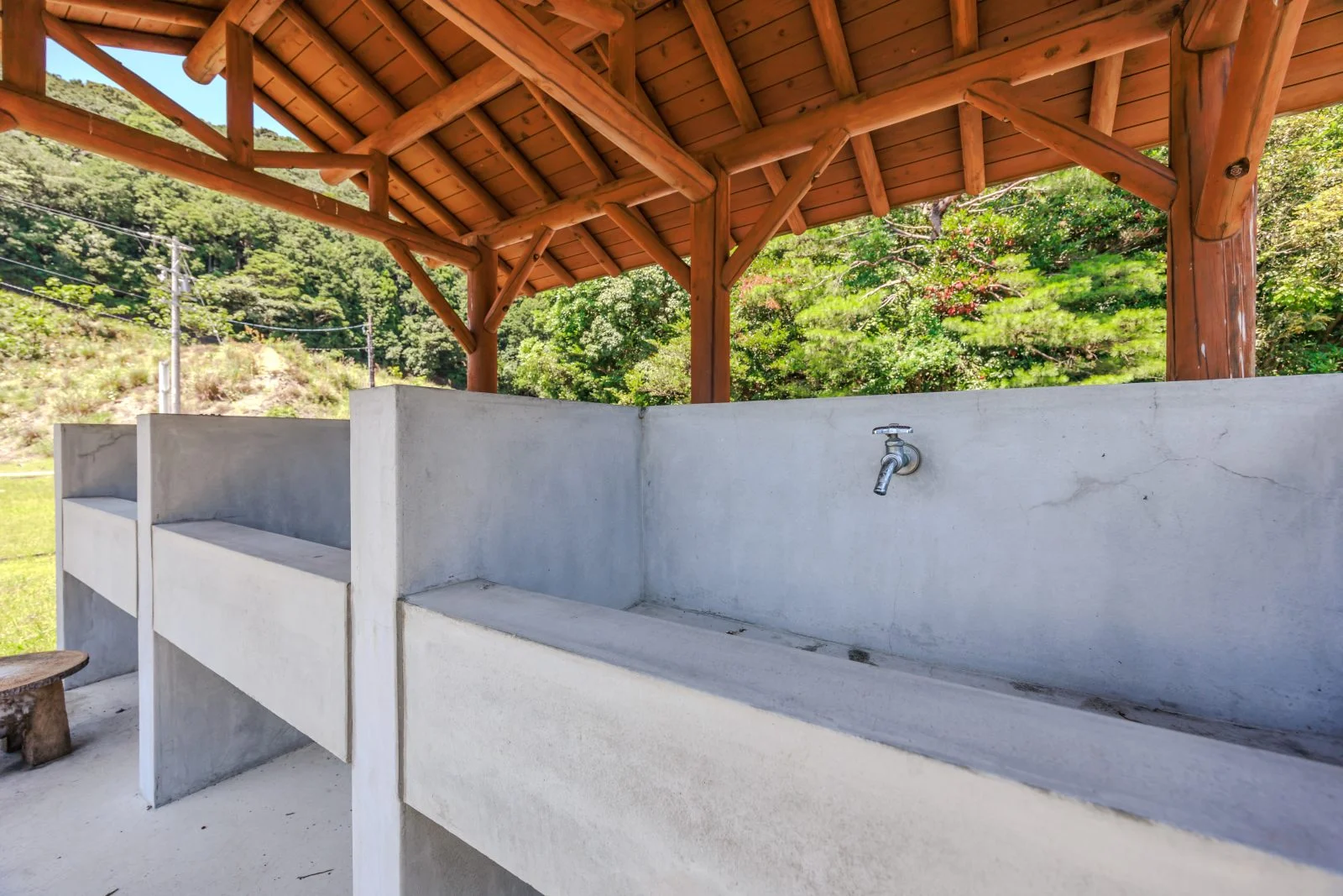 無料壁紙 炊事棟の蛇口。PCとデスクトップ壁紙に最適な4K高画質の無料壁紙。三重県紀北町の黒浜海水浴場で撮影したフリー写真素材