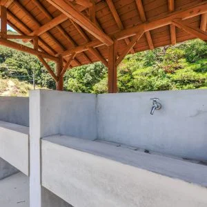 無料壁紙 炊事棟の蛇口。PCとデスクトップ壁紙に最適な4K高画質の無料壁紙。三重県紀北町の黒浜海水浴場で撮影したフリー写真素材