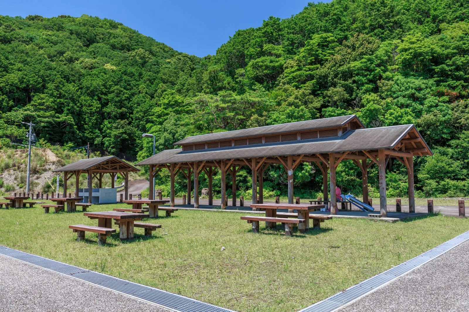 無料壁紙 BBQスペースと休憩スペースの全体。PCとデスクトップ壁紙に最適な4K高画質の無料壁紙。三重県紀北町の黒浜海水浴場で撮影したフリー写真素材