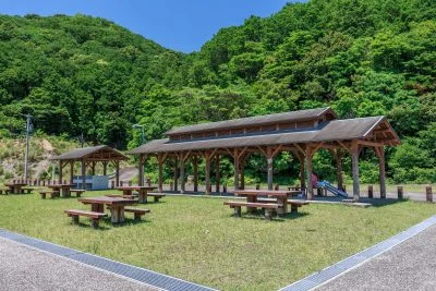 無料壁紙 BBQスペースと休憩スペースの全体。PCとデスクトップ壁紙に最適な4K高画質の無料壁紙。三重県紀北町の黒浜海水浴場で撮影したフリー写真素材