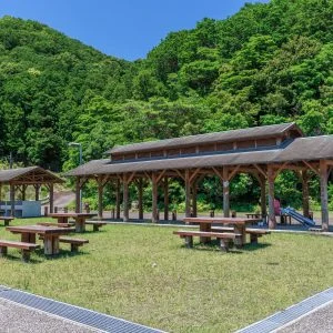 無料壁紙 BBQスペースと休憩スペースの全体。PCとデスクトップ壁紙に最適な4K高画質の無料壁紙。三重県紀北町の黒浜海水浴場で撮影したフリー写真素材