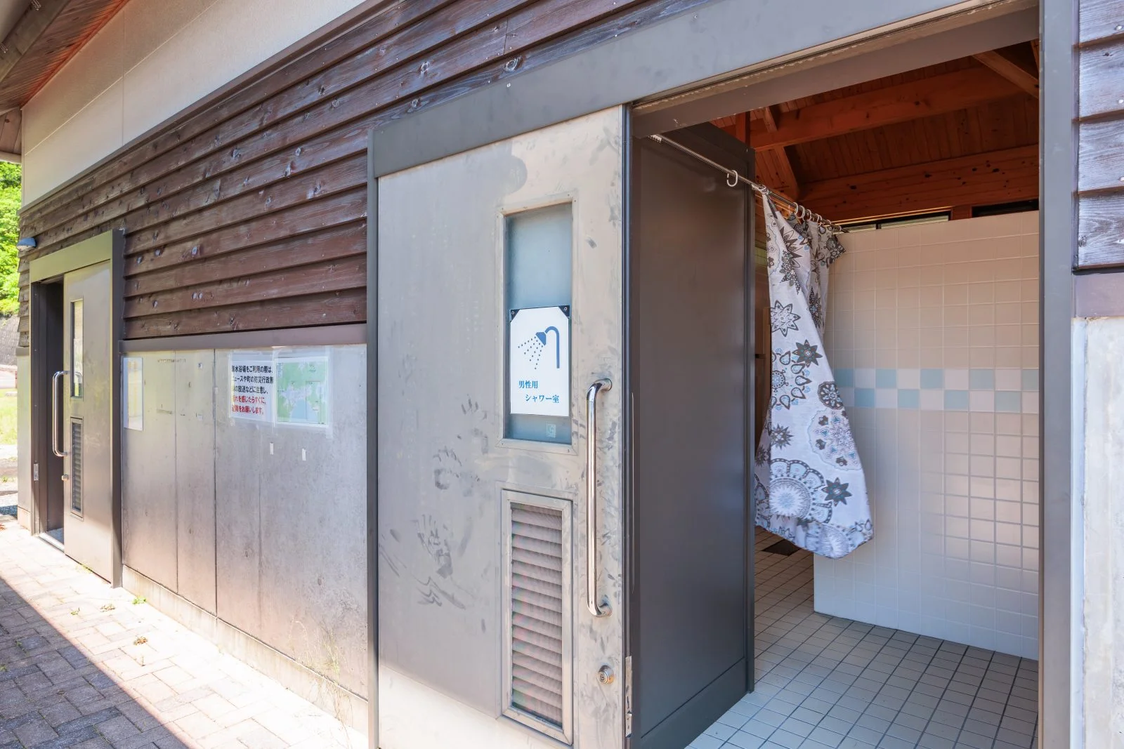 無料壁紙 シャワー室の入口。PCとデスクトップ壁紙に最適な4K高画質の無料壁紙。三重県紀北町の黒浜海水浴場で撮影したフリー写真素材