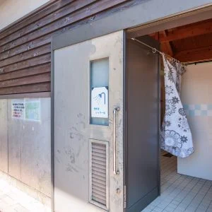 無料壁紙 シャワー室の入口。PCとデスクトップ壁紙に最適な4K高画質の無料壁紙。三重県紀北町の黒浜海水浴場で撮影したフリー写真素材