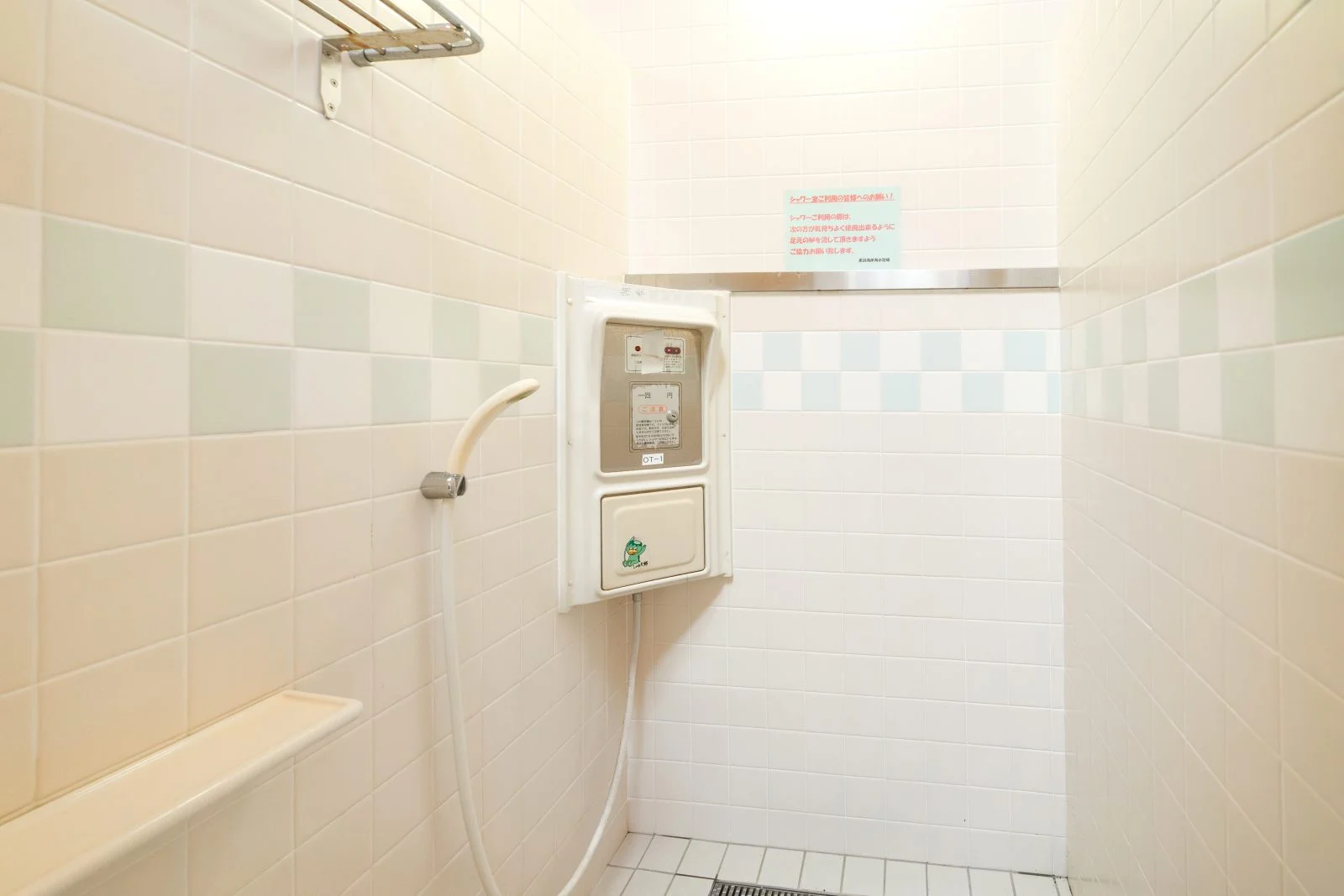 無料壁紙 温水シャワールーム。PCとデスクトップ壁紙に最適な4K高画質の無料壁紙。三重県紀北町の黒浜海水浴場で撮影したフリー写真素材