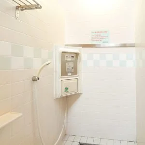 無料壁紙 温水シャワールーム。PCとデスクトップ壁紙に最適な4K高画質の無料壁紙。三重県紀北町の黒浜海水浴場で撮影したフリー写真素材