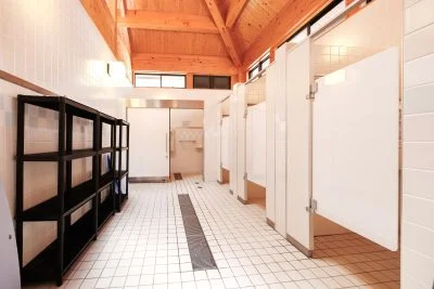 無料壁紙 男性用の更衣室＆温水シャワーの個室。PCとデスクトップ壁紙に最適な4K高画質の無料壁紙。三重県紀北町の黒浜海水浴場で撮影したフリー写真素材