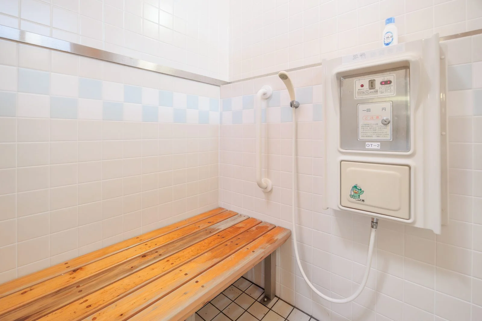 無料壁紙 ベンチ付きの温水シャワールーム。PCとデスクトップ壁紙に最適な4K高画質の無料壁紙。三重県紀北町の黒浜海水浴場で撮影したフリー写真素材