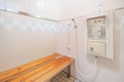 無料壁紙 ベンチ付きの温水シャワールーム。PCとデスクトップ壁紙に最適な4K高画質の無料壁紙。三重県紀北町の黒浜海水浴場で撮影したフリー写真素材