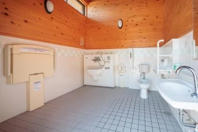 無料壁紙 おもいやりトイレ ※ベビーシート付き。PCとデスクトップ壁紙に最適な4K高画質の無料壁紙。三重県紀北町の黒浜海水浴場で撮影したフリー写真素材