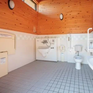 無料壁紙 おもいやりトイレ ※ベビーシート付き。PCとデスクトップ壁紙に最適な4K高画質の無料壁紙。三重県紀北町の黒浜海水浴場で撮影したフリー写真素材