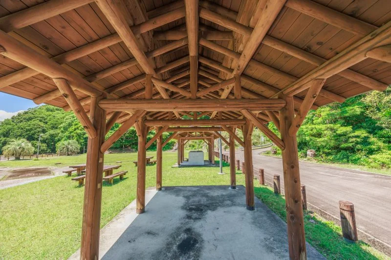 無料壁紙 屋根のある休憩スペース。PCとデスクトップ壁紙に最適な4K高画質の無料壁紙。三重県紀北町の黒浜海水浴場で撮影したフリー写真素材