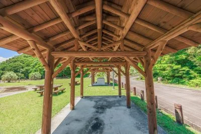 無料壁紙 屋根のある休憩スペース。PCとデスクトップ壁紙に最適な4K高画質の無料壁紙。三重県紀北町の黒浜海水浴場で撮影したフリー写真素材