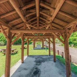 無料壁紙 屋根のある休憩スペース。PCとデスクトップ壁紙に最適な4K高画質の無料壁紙。三重県紀北町の黒浜海水浴場で撮影したフリー写真素材