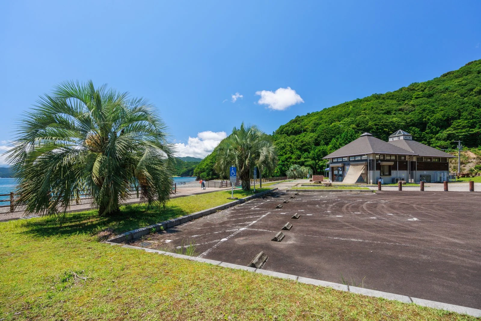 無料壁紙 思いやり駐車場は海の目の前。PCとデスクトップ壁紙に最適な4K高画質の無料壁紙。三重県紀北町の黒浜海水浴場で撮影したフリー写真素材