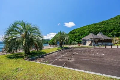 無料壁紙 思いやり駐車場は海の目の前。PCとデスクトップ壁紙に最適な4K高画質の無料壁紙。三重県紀北町の黒浜海水浴場で撮影したフリー写真素材