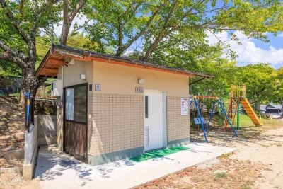 無料壁紙 公園の公衆トイレ。PCとデスクトップ壁紙に最適な4K高画質の無料壁紙。三重県伊賀市の西山の棚田で撮影したフリー写真素材