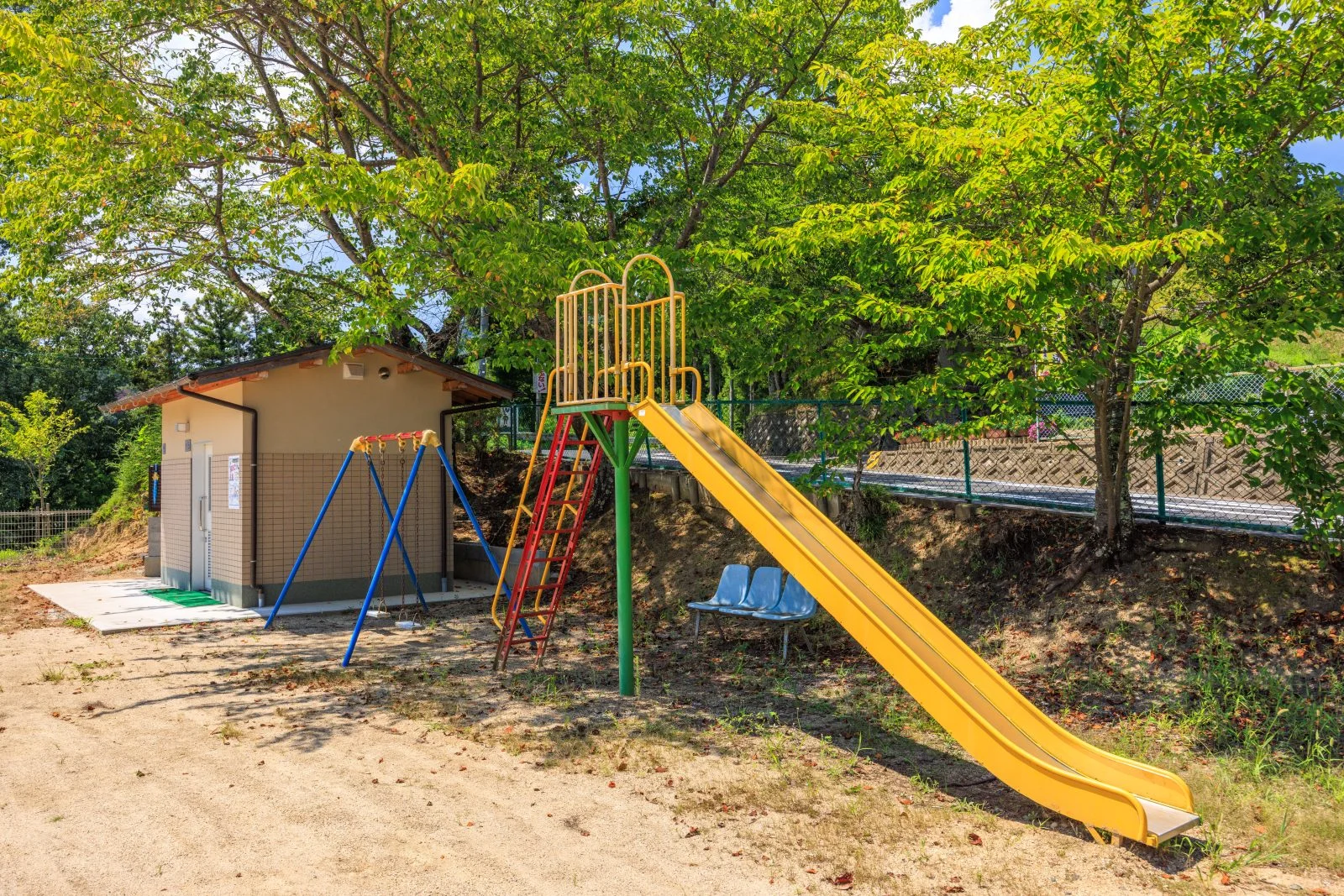 無料壁紙 公園の遊具。PCとデスクトップ壁紙に最適な4K高画質の無料壁紙。三重県伊賀市の西山の棚田で撮影したフリー写真素材