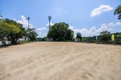 無料壁紙 無料駐車場の公園。PCとデスクトップ壁紙に最適な4K高画質の無料壁紙。三重県伊賀市の西山の棚田で撮影したフリー写真素材