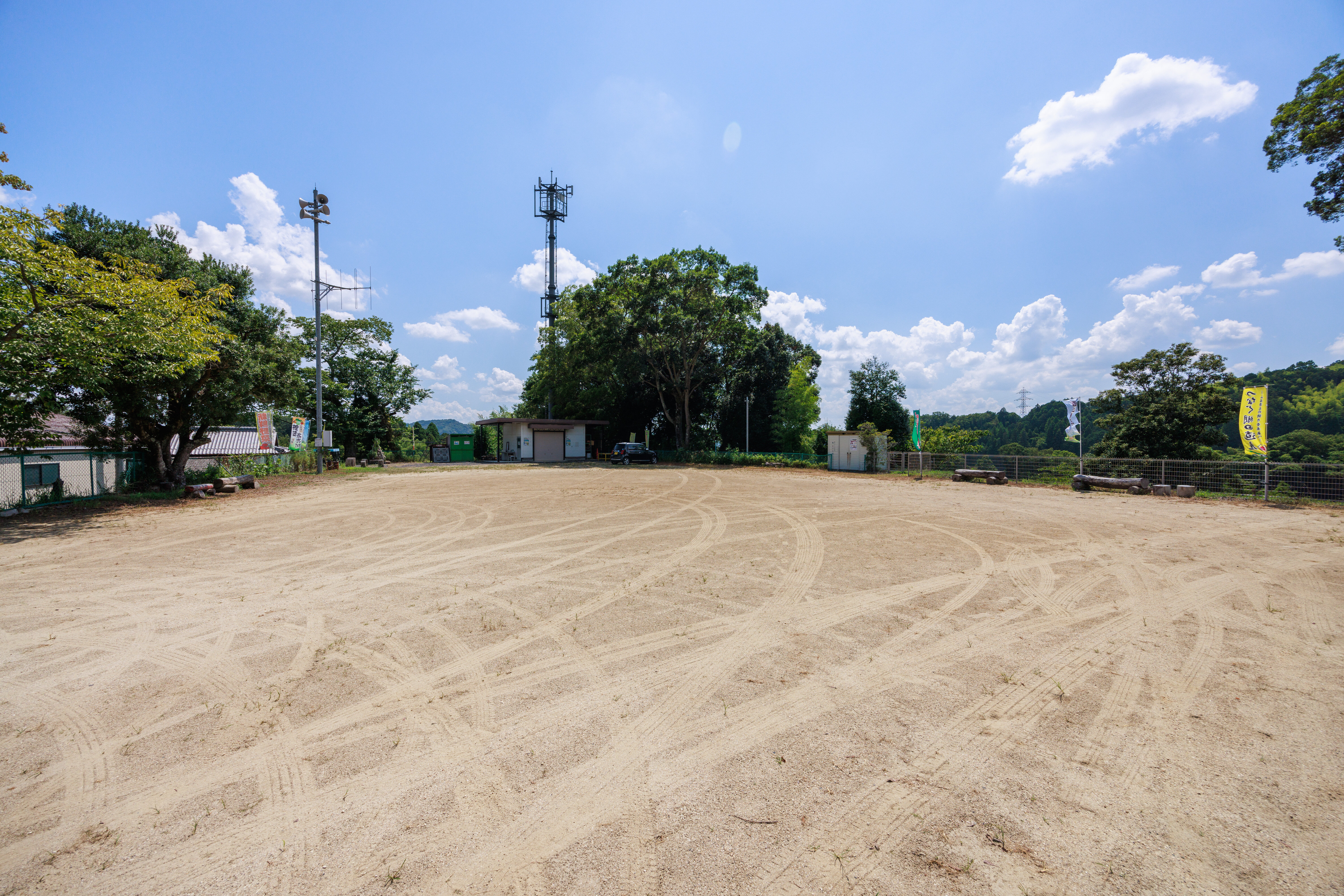 無料壁紙 無料駐車場の公園。PCとデスクトップ壁紙に最適な4K高画質の無料壁紙。三重県伊賀市の西山の棚田で撮影したフリー写真素材