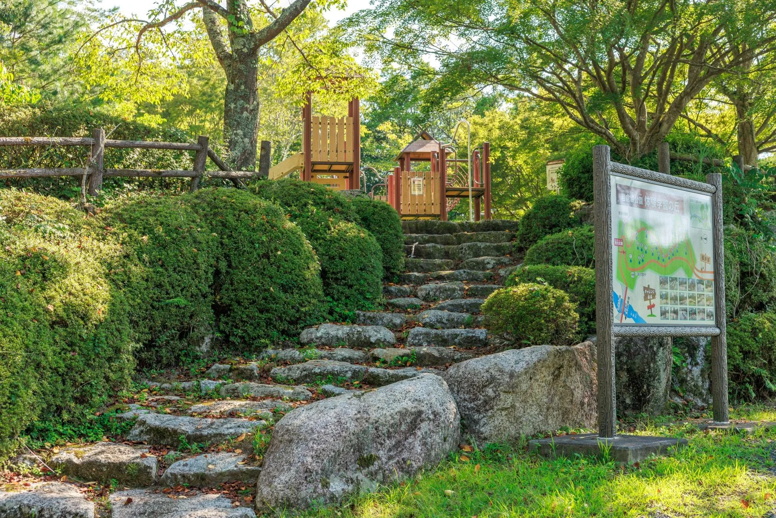 無料壁紙 アスレチック遊具への入口となる階段。PCとデスクトップ壁紙に最適な4K高画質の無料壁紙。三重県伊賀市の岩倉峡公園で撮影したフリー写真素材
