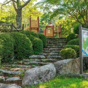 無料壁紙 アスレチック遊具への入口となる階段。PCとデスクトップ壁紙に最適な4K高画質の無料壁紙。三重県伊賀市の岩倉峡公園で撮影したフリー写真素材