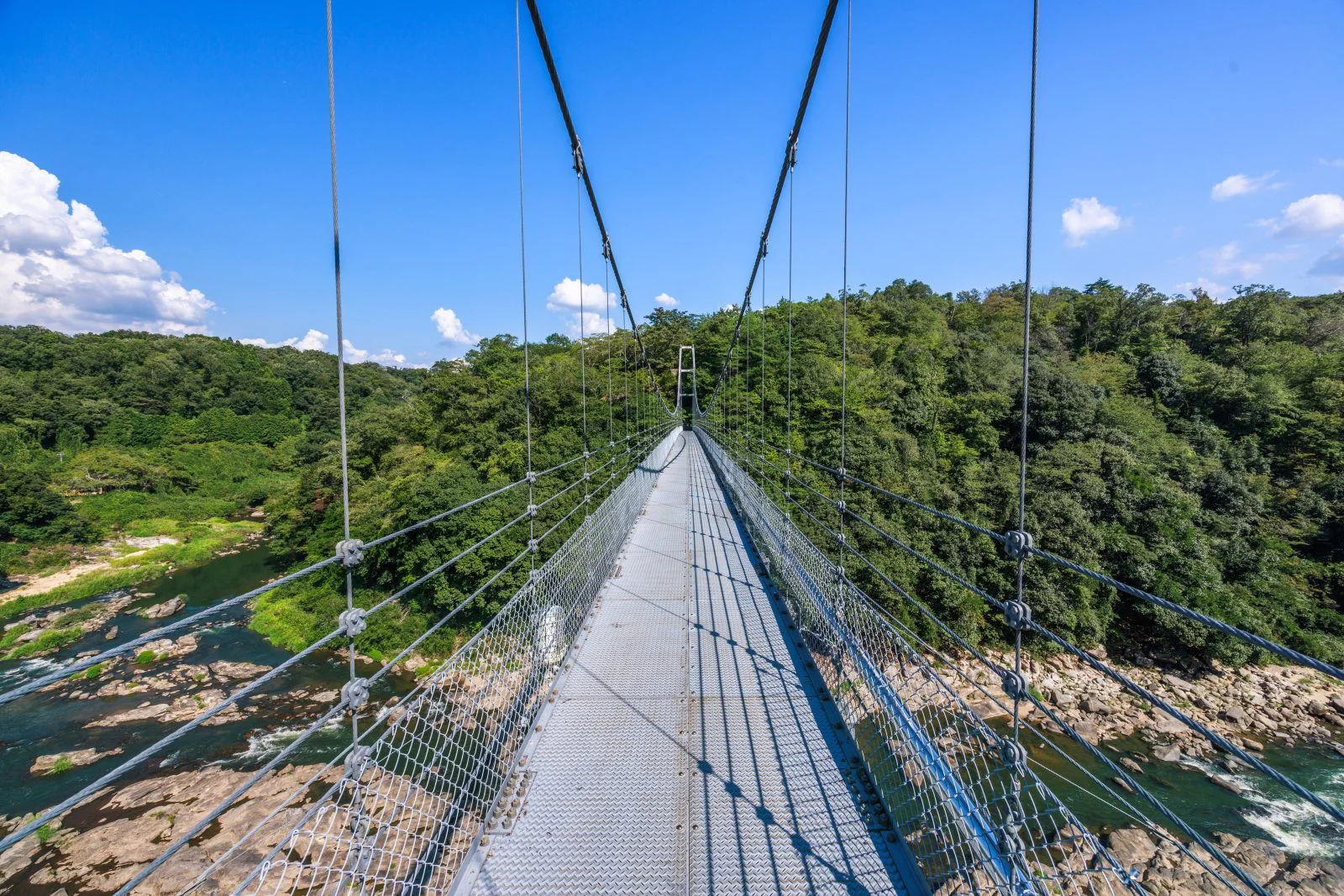 無料壁紙 岩倉峡しあん橋。PCとデスクトップ壁紙に最適な4K高画質の無料壁紙。三重県伊賀市の岩倉峡公園で撮影したフリー写真素材