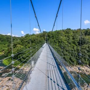 無料壁紙 岩倉峡しあん橋。PCとデスクトップ壁紙に最適な4K高画質の無料壁紙。三重県伊賀市の岩倉峡公園で撮影したフリー写真素材