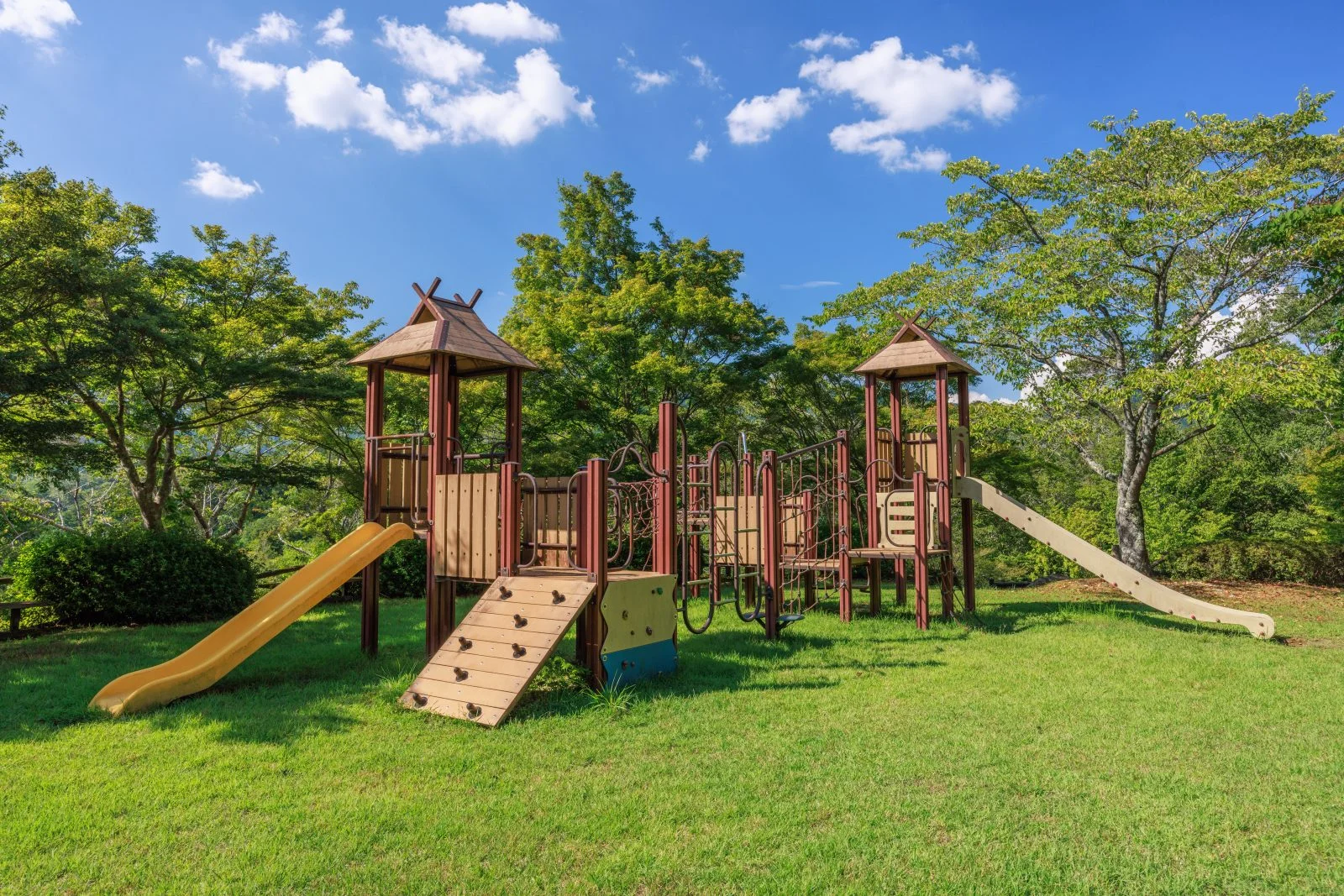 無料壁紙 滑り台のアスレチック遊具。PCとデスクトップ壁紙に最適な4K高画質の無料壁紙。三重県伊賀市の岩倉峡公園で撮影したフリー写真素材