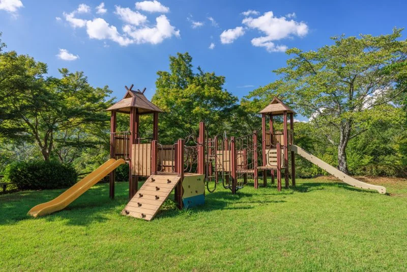 無料壁紙 滑り台のアスレチック遊具。PCとデスクトップ壁紙に最適な4K高画質の無料壁紙。三重県伊賀市の岩倉峡公園で撮影したフリー写真素材