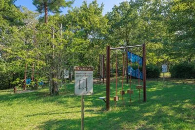 無料壁紙 アスレチック遊具が広がる園内。PCとデスクトップ壁紙に最適な4K高画質の無料壁紙。三重県伊賀市の岩倉峡公園で撮影したフリー写真素材