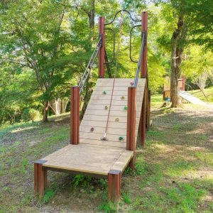 無料壁紙 ロープ登りのアスレチック遊具。PCとデスクトップ壁紙に最適な4K高画質の無料壁紙。三重県伊賀市の岩倉峡公園で撮影したフリー写真素材