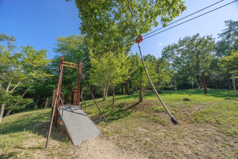 無料壁紙 ターザンロープのアスレチック遊具。PCとデスクトップ壁紙に最適な4K高画質の無料壁紙。三重県伊賀市の岩倉峡公園で撮影したフリー写真素材