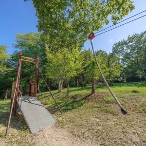 無料壁紙 ターザンロープのアスレチック遊具。PCとデスクトップ壁紙に最適な4K高画質の無料壁紙。三重県伊賀市の岩倉峡公園で撮影したフリー写真素材