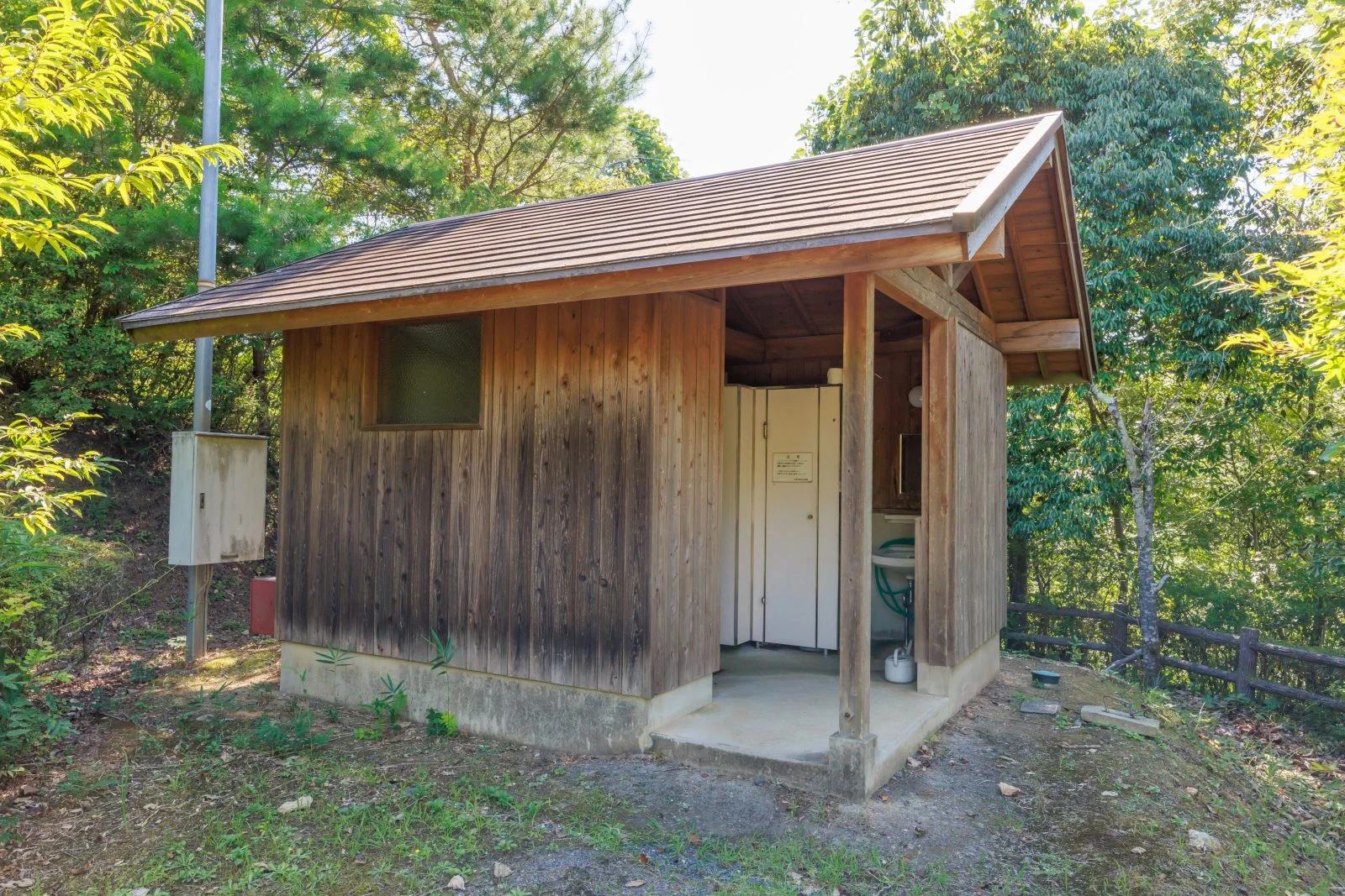無料壁紙 体験学習の丘のトイレ。PCとデスクトップ壁紙に最適な4K高画質の無料壁紙。三重県伊賀市の岩倉峡公園で撮影したフリー写真素材