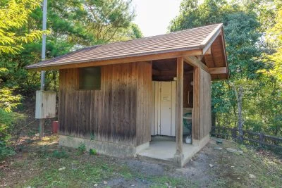 無料壁紙 体験学習の丘のトイレ。PCとデスクトップ壁紙に最適な4K高画質の無料壁紙。三重県伊賀市の岩倉峡公園で撮影したフリー写真素材