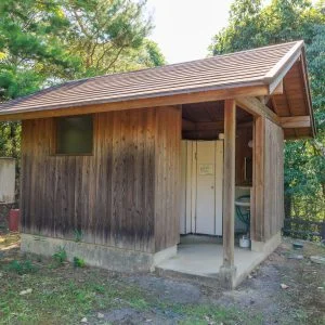 無料壁紙 体験学習の丘のトイレ。PCとデスクトップ壁紙に最適な4K高画質の無料壁紙。三重県伊賀市の岩倉峡公園で撮影したフリー写真素材