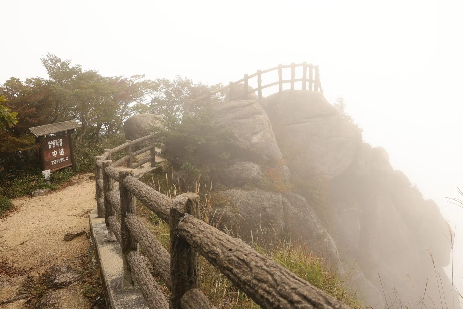 無料壁紙 霧に包まれる富士見岩展望台。PCとデスクトップ壁紙に最適な4K高画質の無料壁紙。三重県菰野町の御在所岳で撮影したフリー写真素材