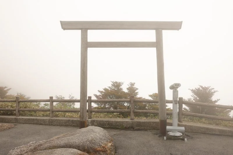 無料壁紙 霧に包まれる山頂の鳥居。PCとデスクトップ壁紙に最適な4K高画質の無料壁紙。三重県菰野町の御在所岳で撮影したフリー写真素材