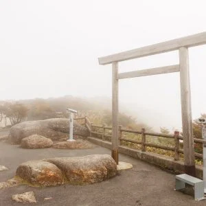 無料壁紙 霧に包まれる山頂。PCとデスクトップ壁紙に最適な4K高画質の無料壁紙。三重県菰野町の御在所岳で撮影したフリー写真素材