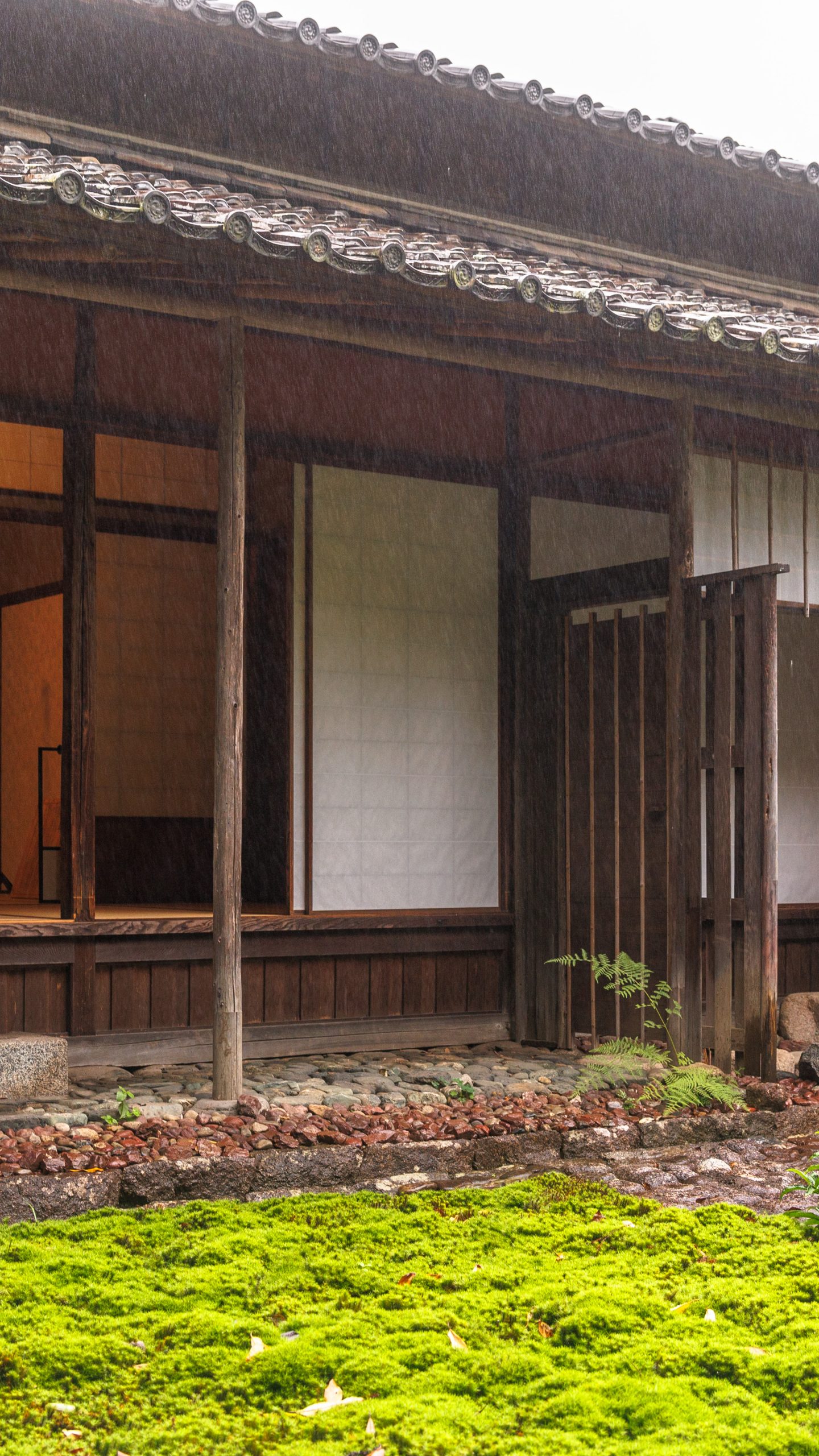 雨と茶室の縁側と庭の苔(三重県玉城町・玄甲舎)