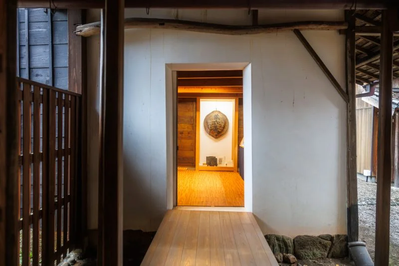 無料壁紙 資料室への入口。PCとデスクトップ壁紙に最適な4K高画質の無料壁紙。三重県玉城町の玄甲舎で撮影したフリー写真素材