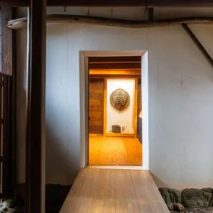 無料壁紙 資料室への入口。PCとデスクトップ壁紙に最適な4K高画質の無料壁紙。三重県玉城町の玄甲舎で撮影したフリー写真素材