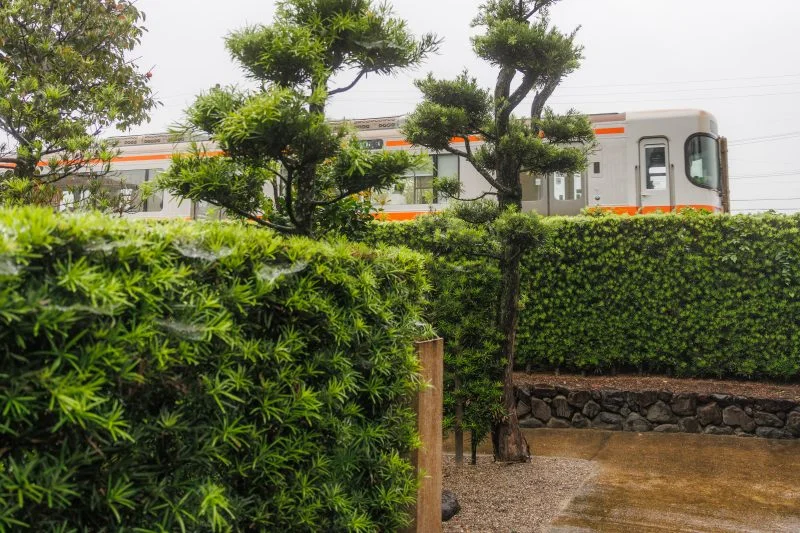 無料壁紙 玄関の近くを走るJR車両。PCとデスクトップ壁紙に最適な4K高画質の無料壁紙。三重県玉城町の玄甲舎で撮影したフリー写真素材