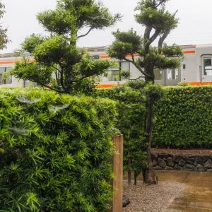 無料壁紙 玄関の近くを走るJR車両。PCとデスクトップ壁紙に最適な4K高画質の無料壁紙。三重県玉城町の玄甲舎で撮影したフリー写真素材